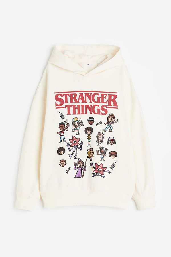 Polera oversize con capucha y motivo estampado