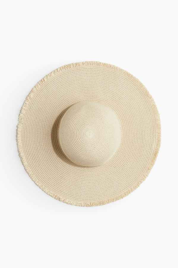 Sombrero de paja desflecado