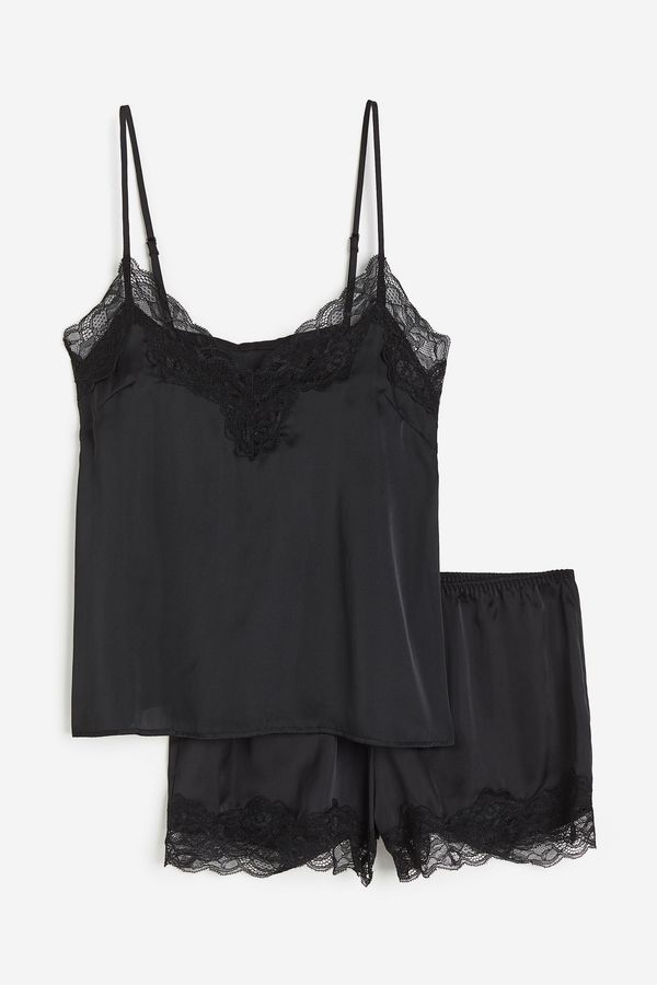 Pijama de satín con encaje