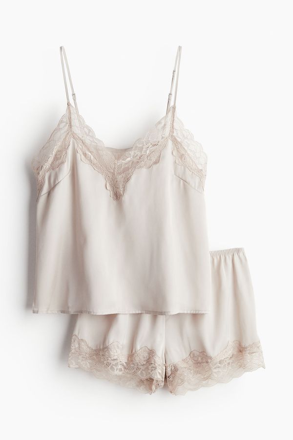 Pijama de satín con encaje