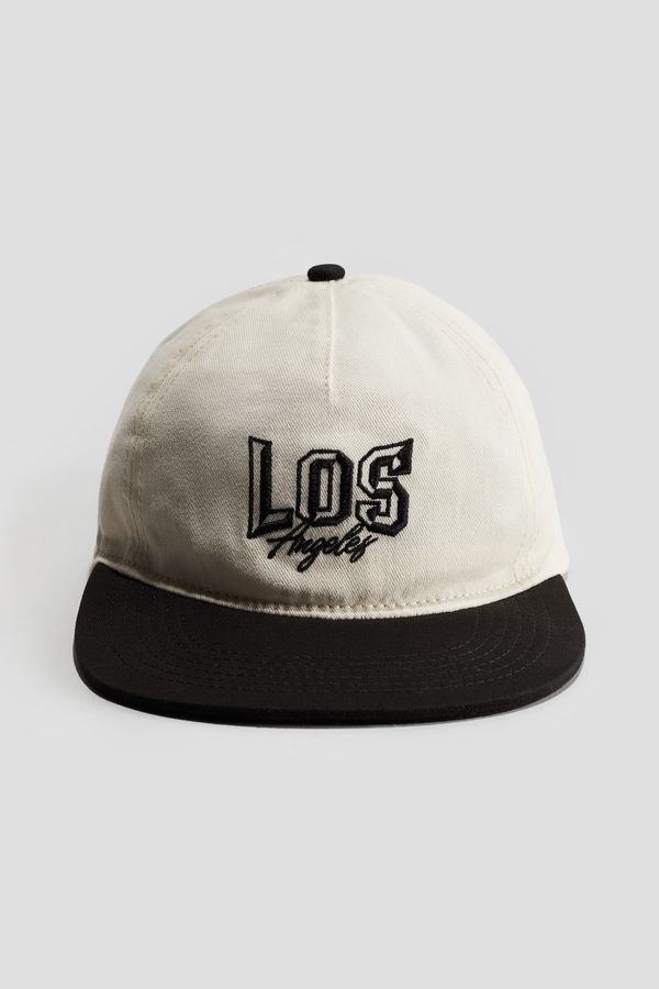 Gorra con visera plana