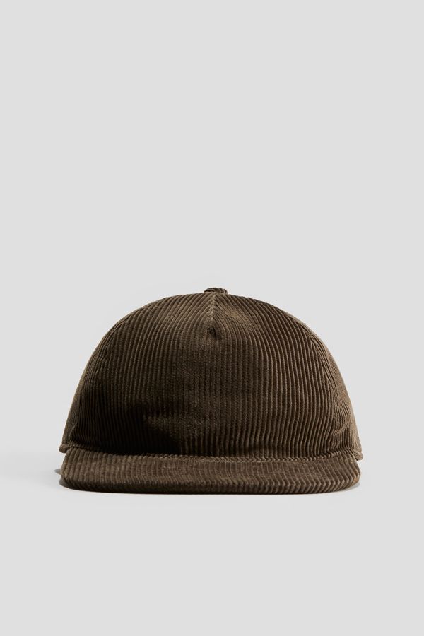 Gorra con visera plana