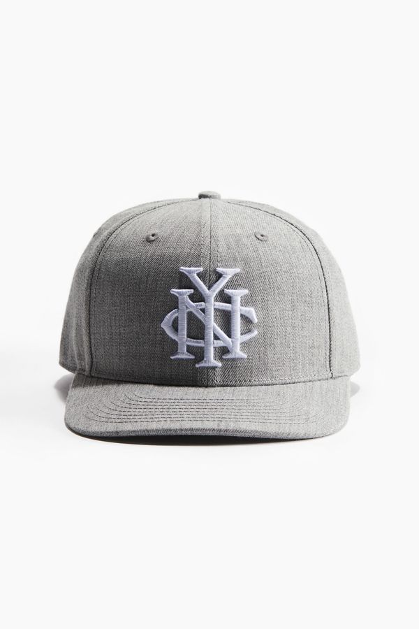 Gorra con motivo bordado