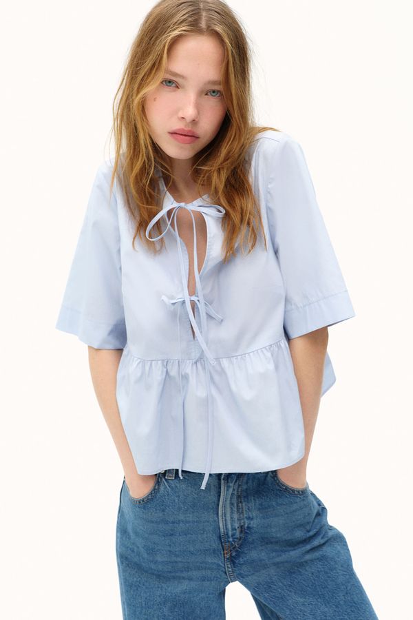 Blusa de popelina con tiras para anudar