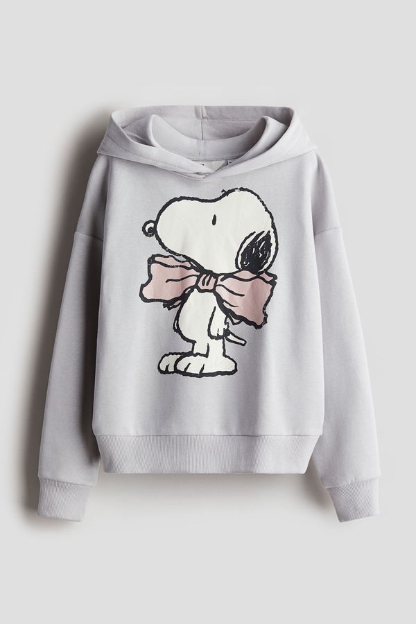 Polera oversize con capucha y motivo estampado