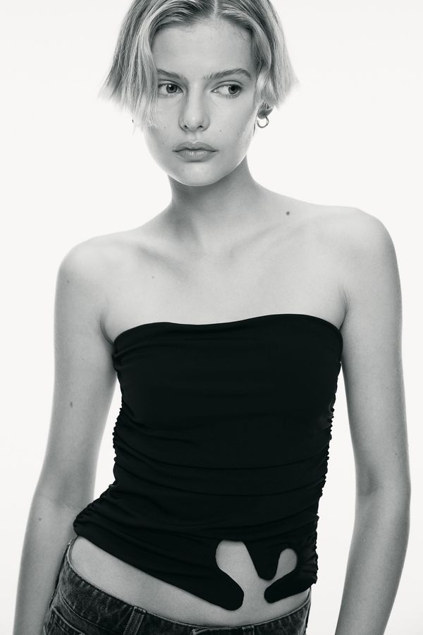 Top bandeau con detalle cut-out