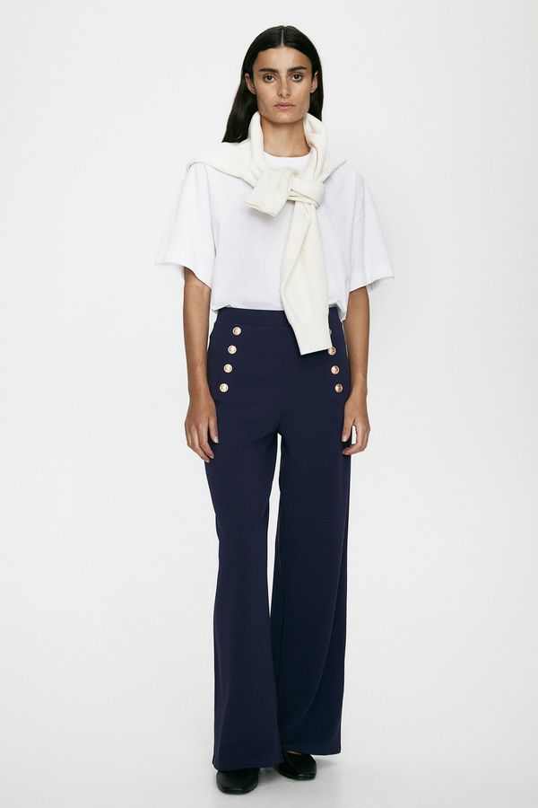 Pantalón con botonadura frontal