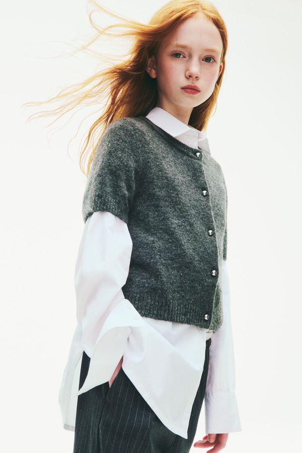 Cardigan de manga corta tejida en punto fino