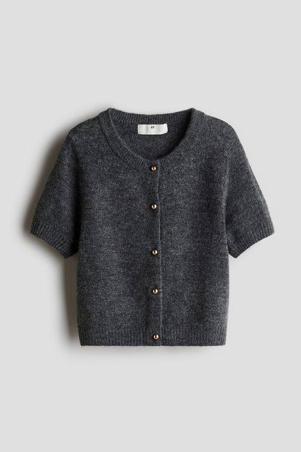 Cardigan de manga corta tejida en punto fino