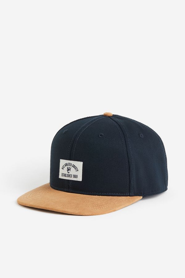 Gorra con aplicación