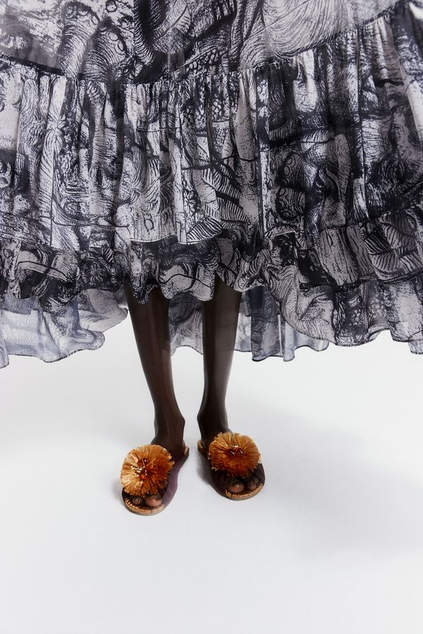 Sandalias de cuero con pompones