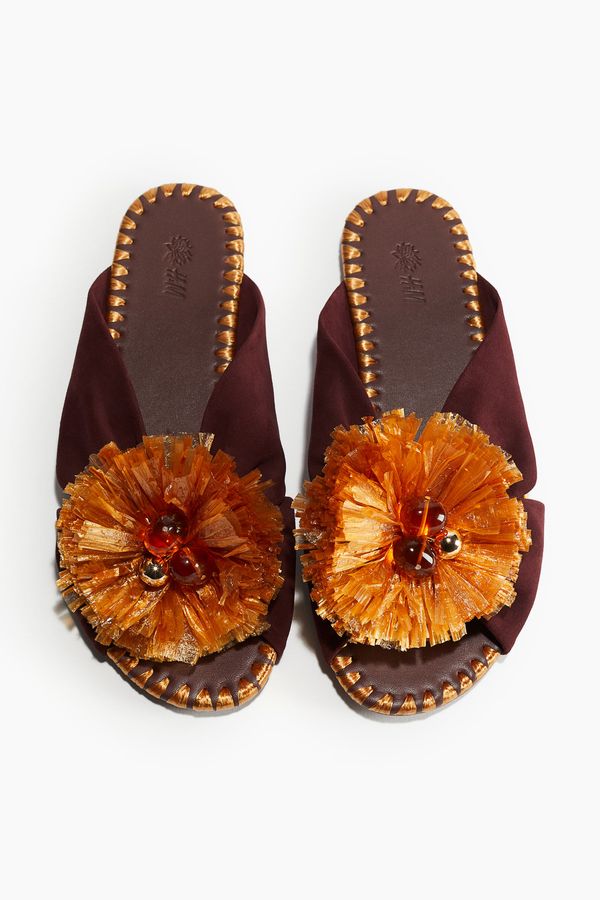 Sandalias de cuero con pompones